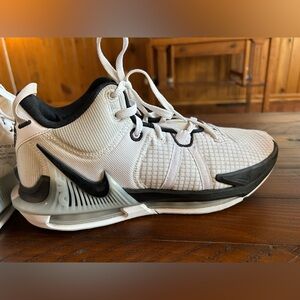 Nike LeBron Witness Seven HO 22 white black men’s basketball shoes DZ3299-100